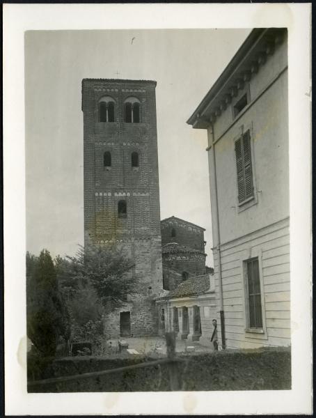 Tronzano Vercellese - Chiesa di San Pietro. Veduta del campanile.