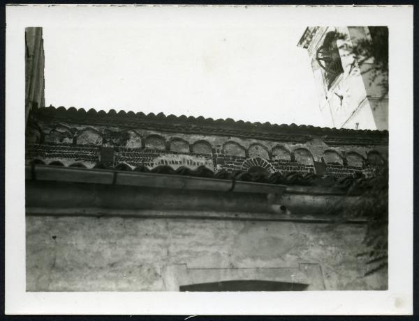 Vicolungo - Chiesa parrocchiale di S. Giorgio. Esterno, particolare della decorazione ad archetti in cotto sotto il tetto.