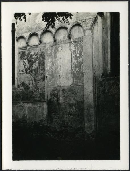 Vicolungo - Chiesa parrocchiale di S. Giorgio. Esterno, particolare degli affreschi sul muro a sud.