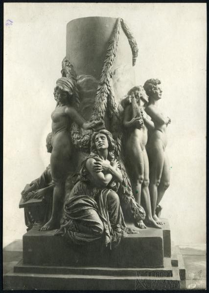 Napoli - Studio dell'artista (?). Filippo Cifariello, il Dolore, particolare del basamento del monumento a Enrico Caruso, scultura in creta (?).