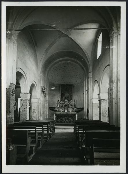 Tronzano Vercellese - Chiesa di San Pietro. Interno, veduta della navata centrale.