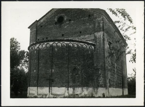 Vicolungo - Oratorio di S. Martino. Esterno, veduta dell'abside in cotto.