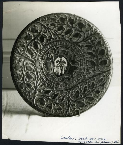 Lione - Proprietà Avv. Damiron. Piatto con stemma al centro in ceramica smaltata.