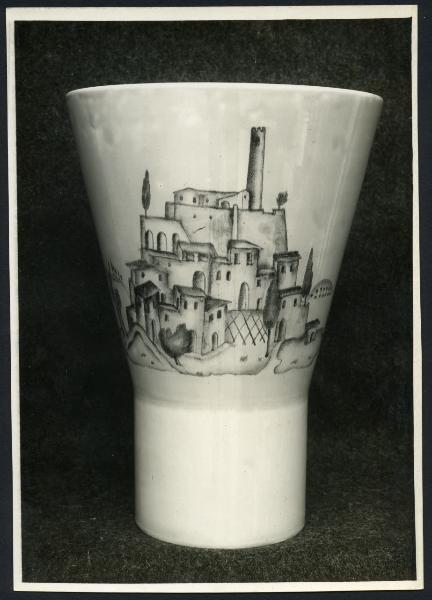 Milano - VI Triennale d'Arte. Guido Andloviz, vaso decorato in ceramica della Società Ceramica Italiana Laveno.