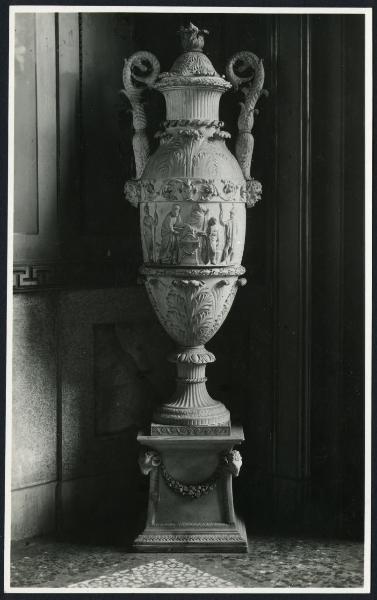 Milano - Palazzo Reale. Vaso monumentale su piedistallo con anse e coperchio e decorazione a rilievo di gusto neoclassico (XVIII sec.).