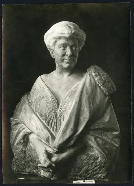 Napoli - Studio dell'artista (?). Filippo Cifariello, la Baronessa Ricciardi, busto in marmo.