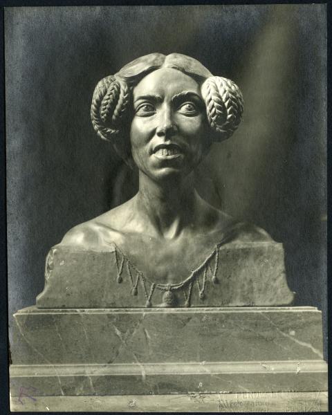 Napoli - Studio dell'artista (?). Filippo Cifariello, la Contessa Cutolo, busto in marmo.