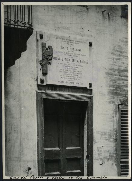 Milano - Via Cannobio. Lapide commemorativa sulla casa sede della rivista Popolo d'Italia fondata da Benito Mussolini.