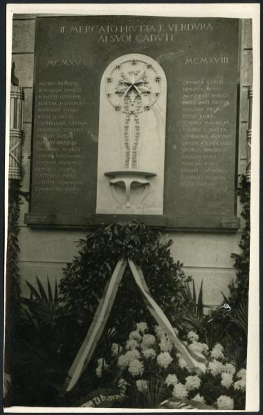 Milano. Lapide commemorativa dei caduti del '15-'18 presso il mercato della frutta e verdura.
