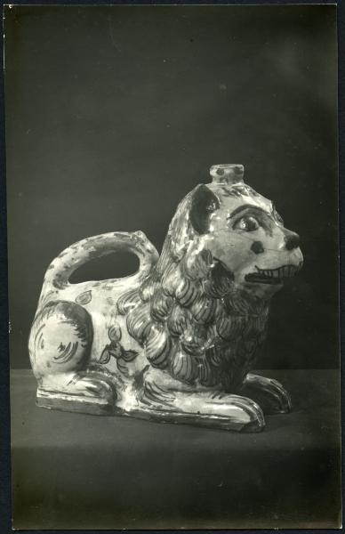 Bari - Raccolta Avv. Maselli. Fiasca a forma di leone accovacciato, ceramica della fabbrica di Laterza (fine XVIII sec.).