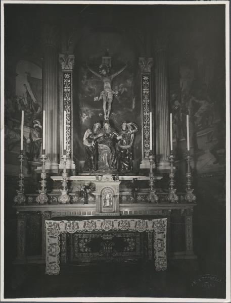 Varese - Chiesa di S. Vittore - Cappella della PietÃ  - Altare