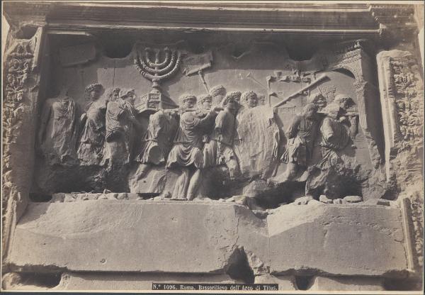 Rilievo - Portatori che trasportano oggetti conquistati nella campagna di Tito contro gli Ebrei - Roma - Arco di Tito - Pannello di sinistra