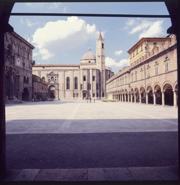 Marche - Ascoli Piceno - Piazza del Popolo - Chiesa di San Francesco - Palazzo dei Capitani del Popolo - Portici
