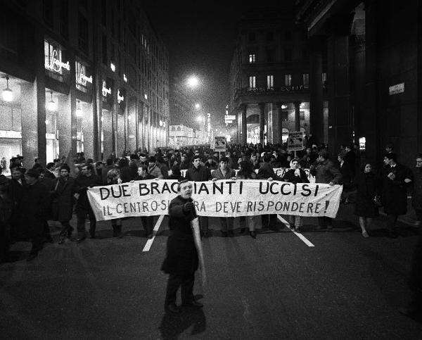 Milano - Corso Vittorio Emanuele II - Manifestazione per i braccianti uccisi ad Avola - Manifestanti
