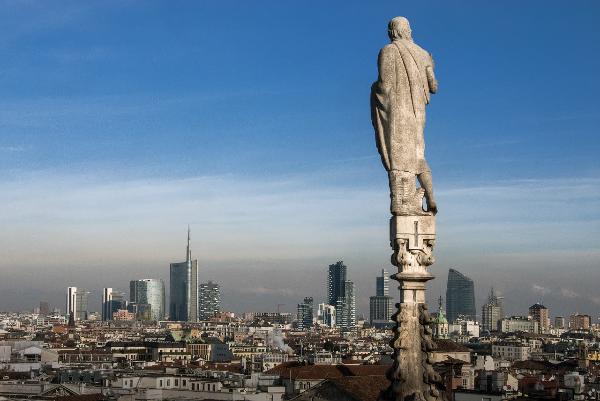 Milano - Veduta - Guglia del Duomo - Statua di Santo - Grattacieli