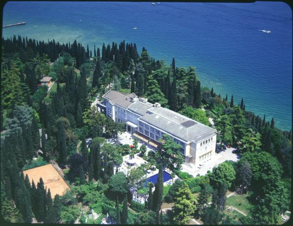 Sirmione. Palace Hotel Villa Cortine. Veduta aerea.