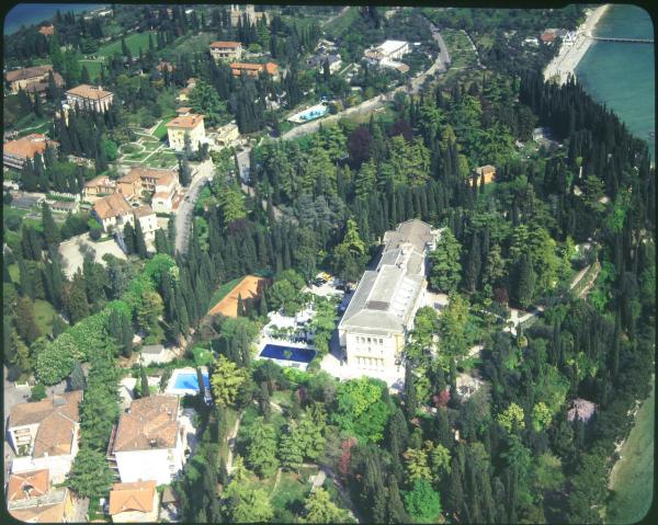 Sirmione. Palace Hotel Villa Cortine. Piscina. Parco. Veduta aerea.
