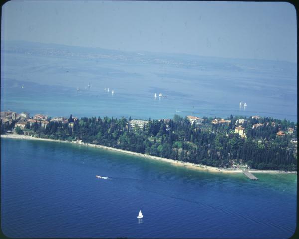 Sirmione. Palace Hotel Villa Cortine. Lago. Penisola. Parco. Veduta aerea.