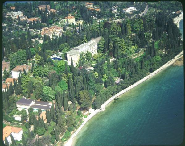 Sirmione. Palace Hotel Villa Cortine. Lago. Penisola. Parco. Veduta aerea.