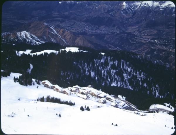 Val Seriana. Monte Pora. Campi da sci. Veduta aerea.