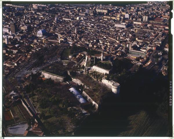 Brescia. Colle Cidneo. Castello di Brescia. Veduta aerea / Torrione INA. Palazzo della Loggia. Monastero di San Giuseppe