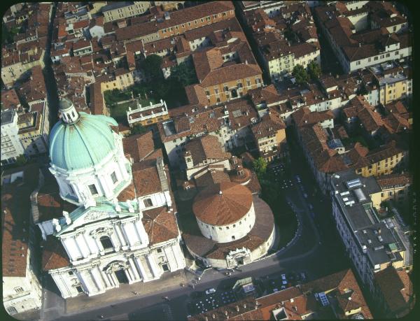 Brescia. Piazza Paolo VI. Duomo Nuovo. Duomo Vecchio. Palazzo Vescovile. Veduta aerea / Piazza Vescovado