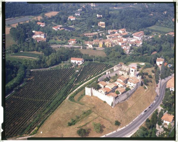 Lombardia. La Valtenesi. Agglomerato di edifici rurali fortificato. Veduta aerea.