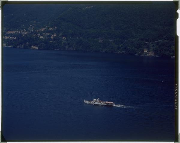 Lago di Como. Navigazione sul lago. Battello. Veduta aerea.