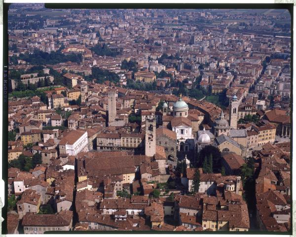 Bergamo. CittÃ  alta. Centro storico. Piazza del Duomo. Palazzo della Ragione. Veduta aerea.