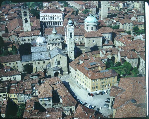 Bergamo. Piazza del Duomo. Duomo. Cappella Colleoni. Battistero. Veduta aerea.