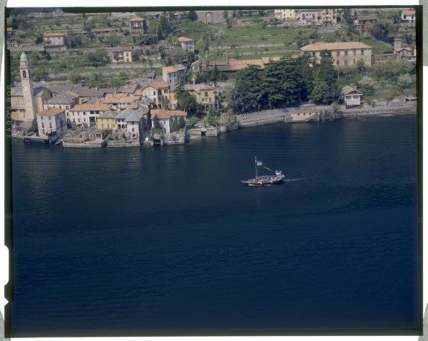 Lago di Como. Navigazione sul lago. Imbarcazione "Lucia". Veduta aerea.