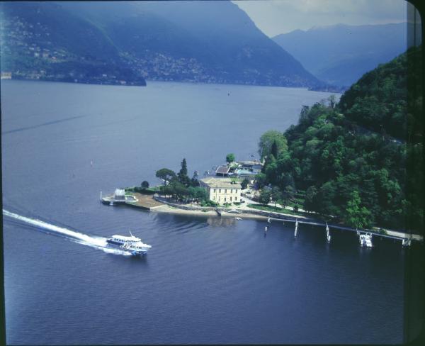 Lago di Como. Navigazione lago. Battello. Veduta aerea.