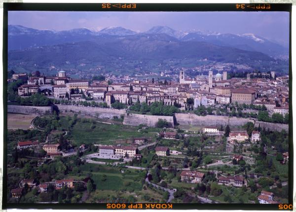 Bergamo. CittÃ  alta. Centro storico. Mura. Veduta panoramica. Veduta aerea.