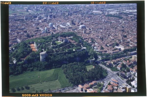 Brescia. Colle Cidneo. Castello di Brescia. Veduta aerea / Palazzo della Loggia. Duomo Nuovo. Broletto