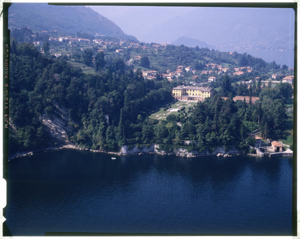Lago di Como. Pescallo. Villa Giulia. Veduta aerea.