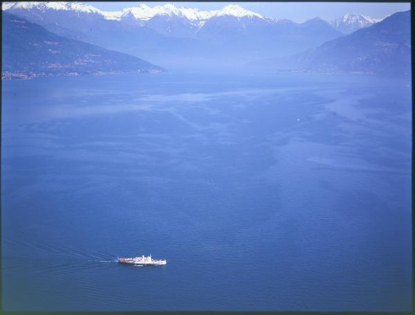 Lago di Como. Navigazione sul lago. Battello. Veduta aerea.