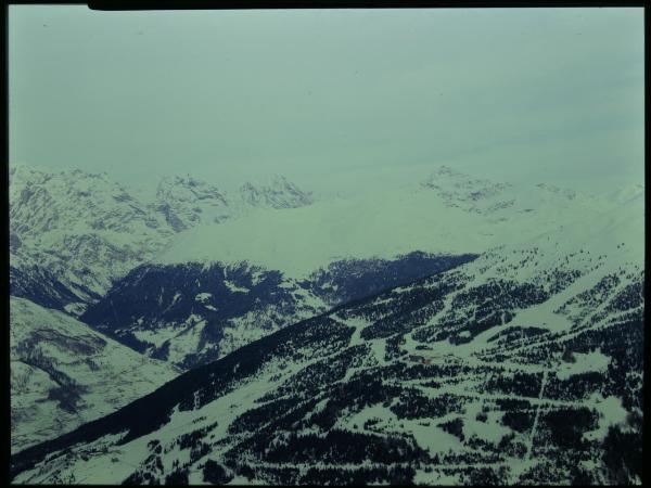 Bormio. Montagna. Neve. Comprensorio sciistico. Panorama. Veduta aerea.