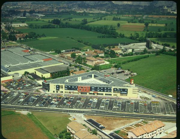 Molinetto di Mazzano. Centro Commerciale SMA - Città mercato. Padiglione a pianta triangolare. Veduta aerea.
