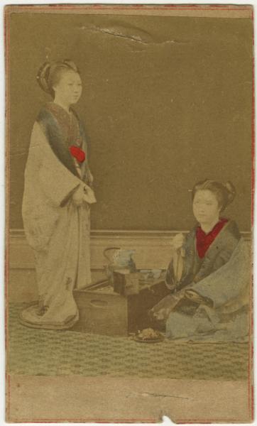 Giappone - Cina - Shangai - Scena di genere - Due donne giapponesi in Kimono prendono il té - "Bijin" - "Nichijou seikatsu"