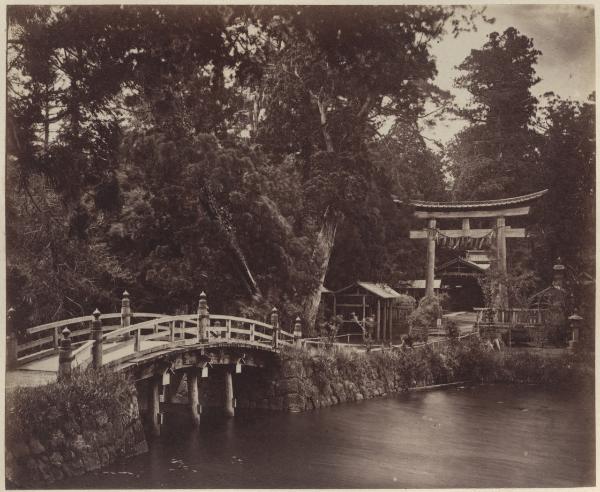 Giappone - Nikko - Ponte sullo stagno - Santuario Shinto - Torii - "Meisho"