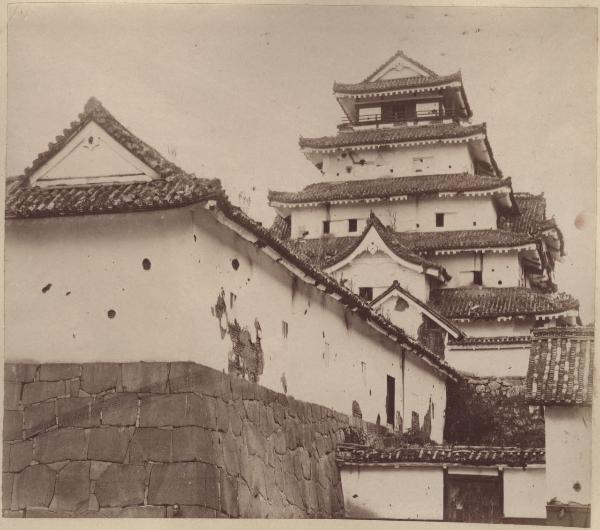 Giappone - Castello - Torre dell'orologio detta la Three-story Hasuike Tatsumi - A sinistra il castello di Tansu Tamon - Esterno