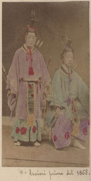 Ritratto di gruppo - Due arcieri giapponesi con kimono, arco, faretra e frecce