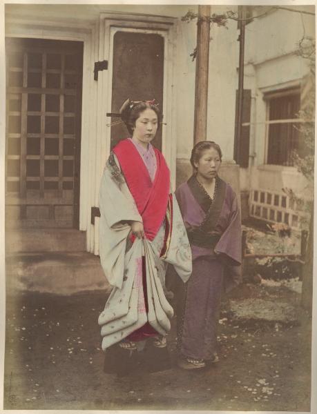 Ritratto di gruppo - Due donne in kimono davanti all'entrata di una tipica casa giapponese - In piedi