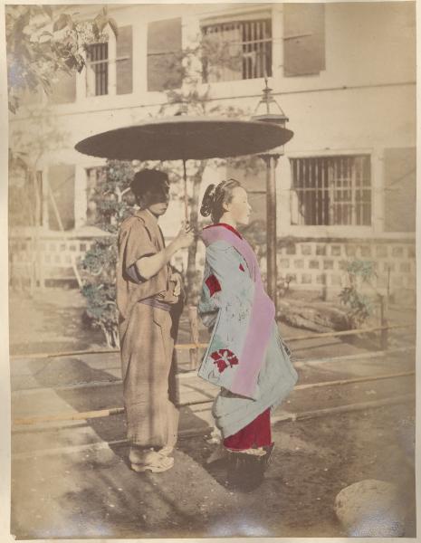 Ritratto di gruppo - Un servitore regge l'ombrello parasole a una donna vestita con un kimono