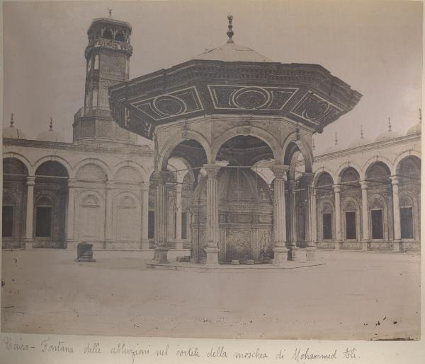 Egitto - Il Cairo - Cittadella (El Qala) - Moschea di Muhammad Alì - Esterno - Cortile - Fontana per le abluzioni - Minareto