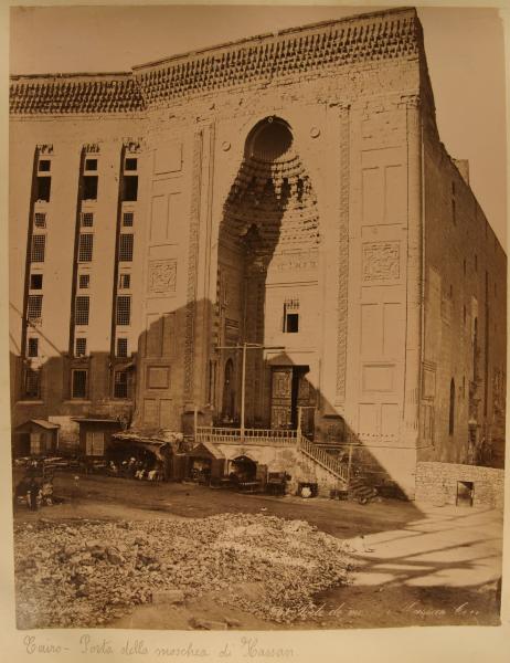 Egitto - Il Cairo - Cittadella (El Qala) - Moschea del Sultano Hassan - Esterno - Porta decorata - Bancarelle - Mucchio di pietre