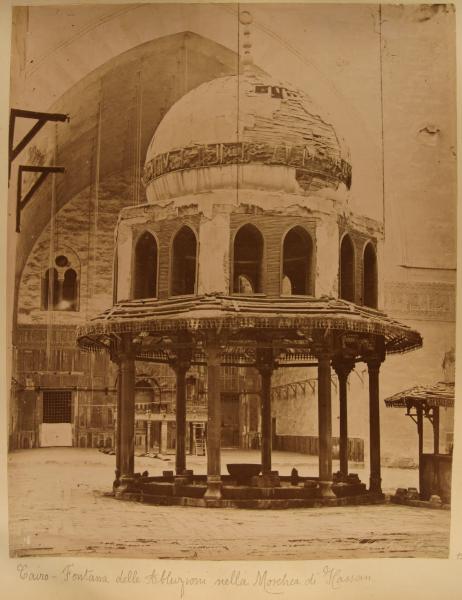 Egitto - Il Cairo - Cittadella (El Qala) - Moschea del Sultano Hassan - Esterno - Cortile - Fontana delle abluzioni