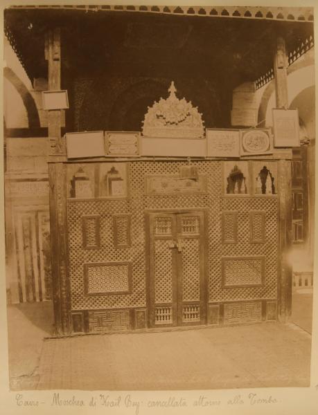 Egitto - Il Cairo - Moschea del Sultano Qa'it Bey - Interno - Tomba del sultano e della famiglia - Cancellata lignea