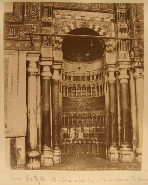 Egitto - Il Cairo - Complesso funerario del Sultano Qala'un - Interno - Nicchia del mihrab - Colonne - Decorazioni