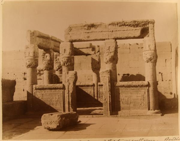 Egitto - Dendera - Tempio di Hator - Cononnato interno - Balaustra in pietra